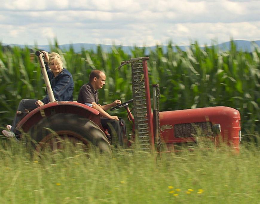 Er will das Malheur mit einer Treckerfahrt auf seinem 52 Jahre alten Traktor wieder wettmachen. Gemeinsam düsen die beiden dann eine Runde über die Felder