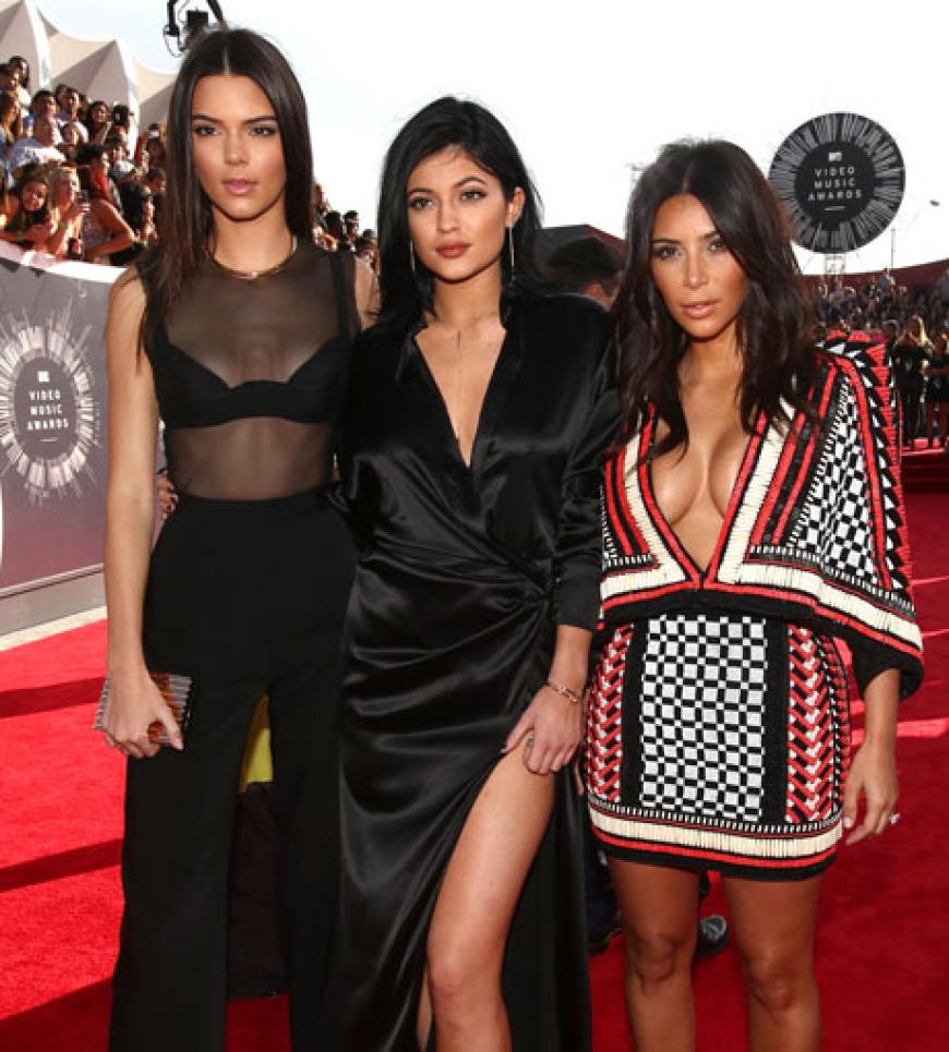 Sie kam übrigens in Begleitung ihrer beiden Halbschwestsern Kylie und Kendall Jenner