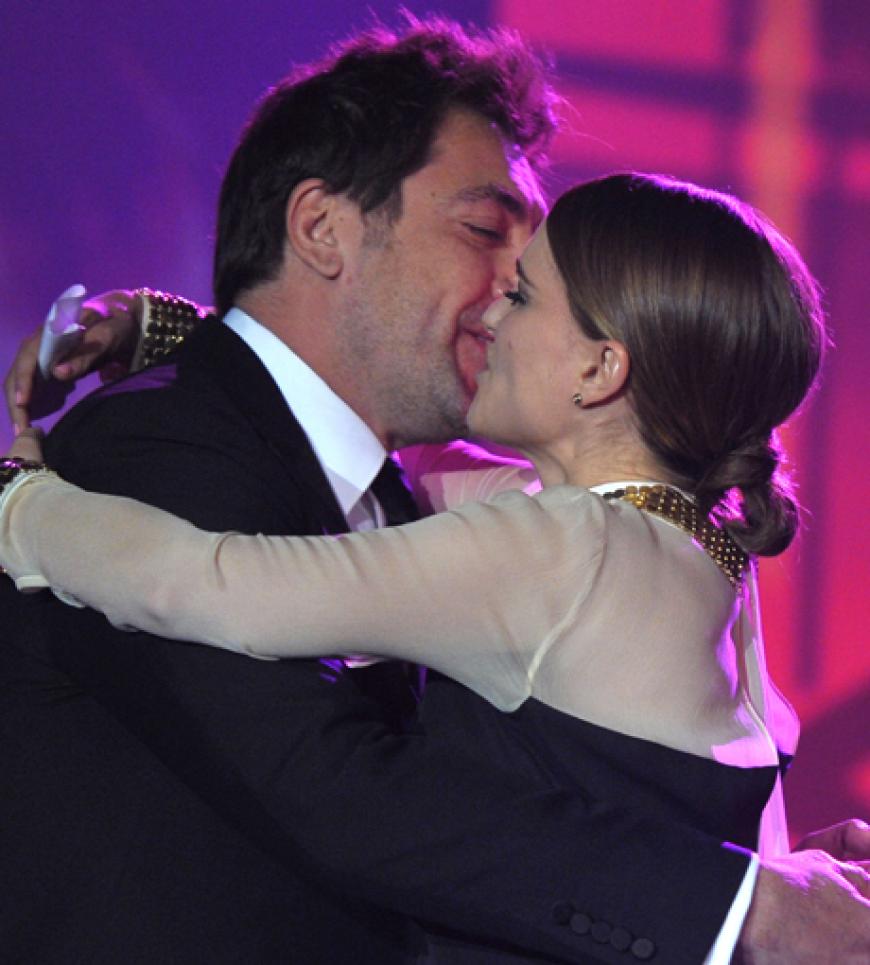 Javier Bardem übergab Natalie Portman ihren Award und sie bedankte sich , nun ja, sehr überschwänglich ...