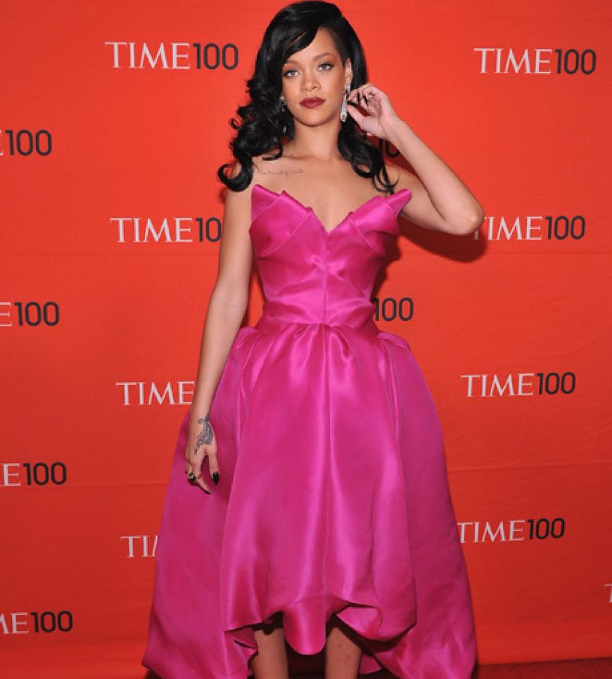 Pretty in Pink: Rihanna in einer knalligen Bustier-Robe von Marchesa