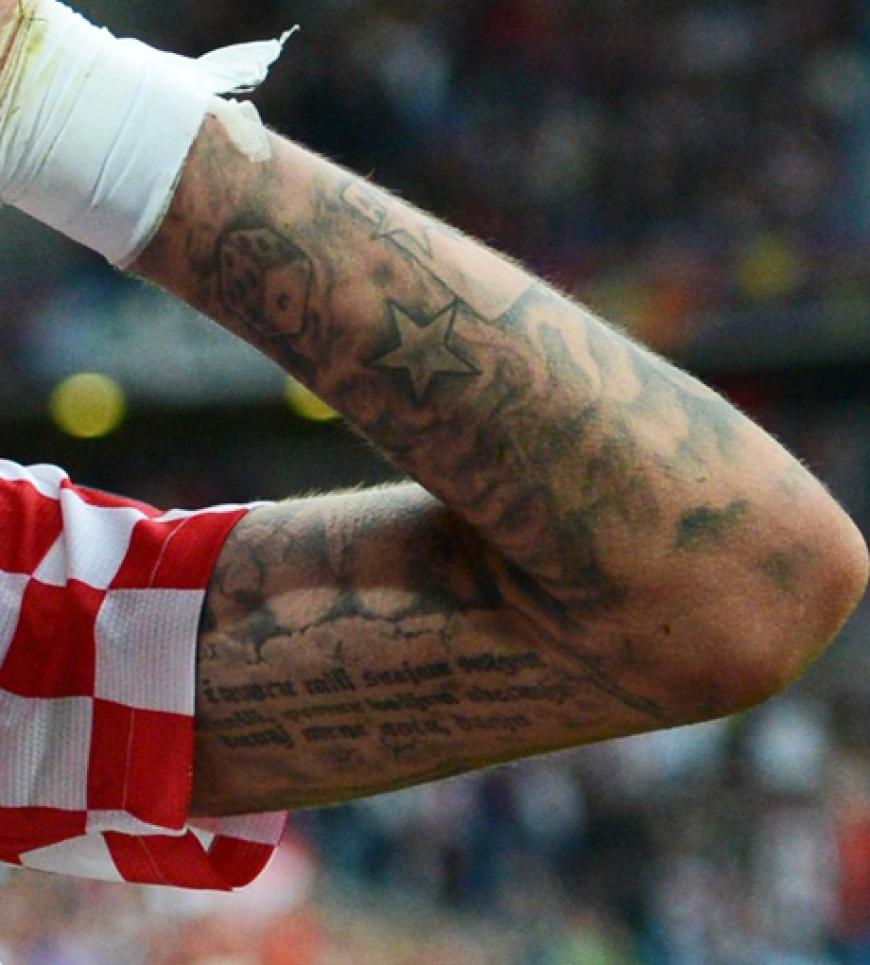 Ja, die Unterarme sind eine begehrte Stelle für auffällige Tattoos. Auch dieser Spieler ist voll davon
