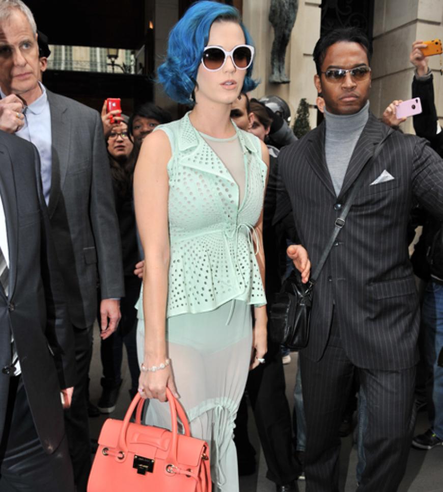 Katy Perry mischt die Fashion Week auf und eilt von einer Show zur nächsten. Klar, dass eine Entourage an Mitarbeitern, Security und Fans immer mitzieht