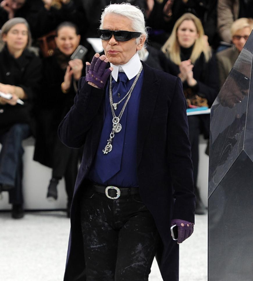 Gefeierter Star: Chanel-Chefdesigner Karl Lagerfeld dreht nach der Show noch seine Runde und lässt sich vom (prominenten) Publikum bejubeln