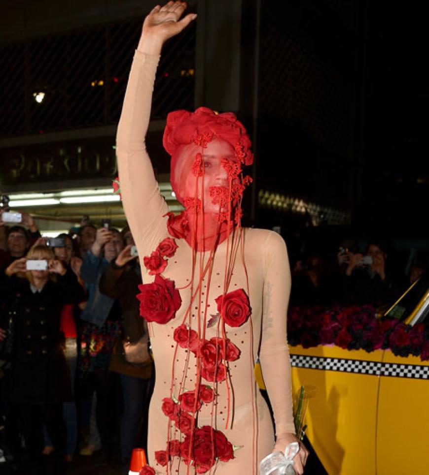 An ihrem 28. Geburtstag präsentierte Gaga dieses nackte Rosenrot Outfit - echt dufte!