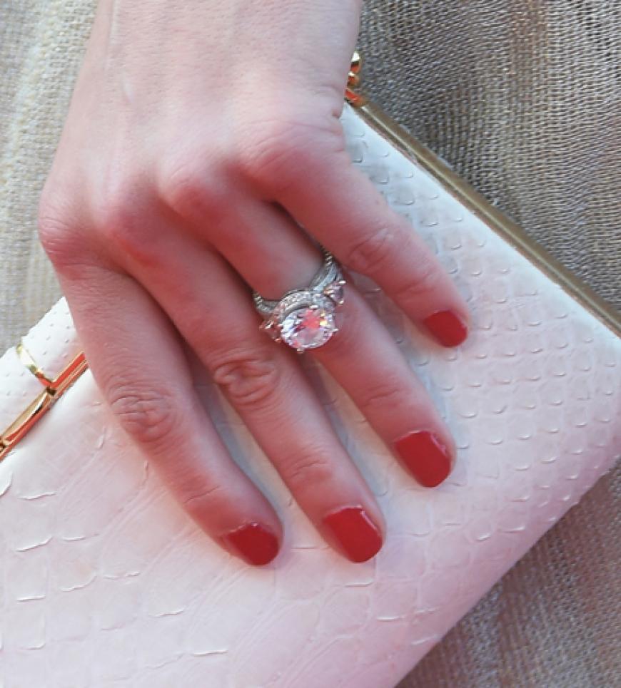 Er funkelt und glitzert - dieser Ring ist nicht zu übersehen. Er gehört einer prominenten Dame, die einen echten Hollywood-Star an der Angel hat