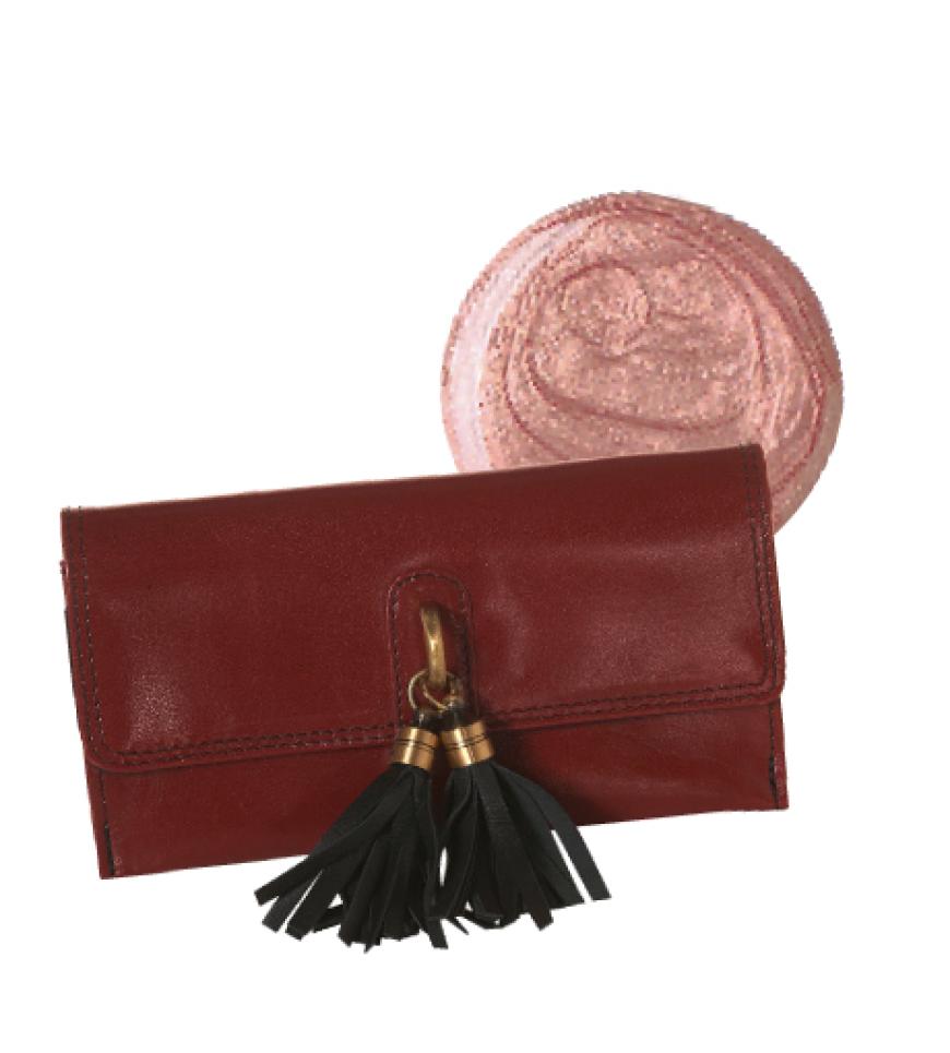 Welcher Lack zu welcher Tasche? Mit diesen Kombis ist ihr Look perfekt aufeinander abgestimmt! Clutch mit Quasten von Topshop, ca. 26 Euro Dazu passt: „Metallics – Copper Rulez!“ von Essence, limitiert, ca. 2 Euro