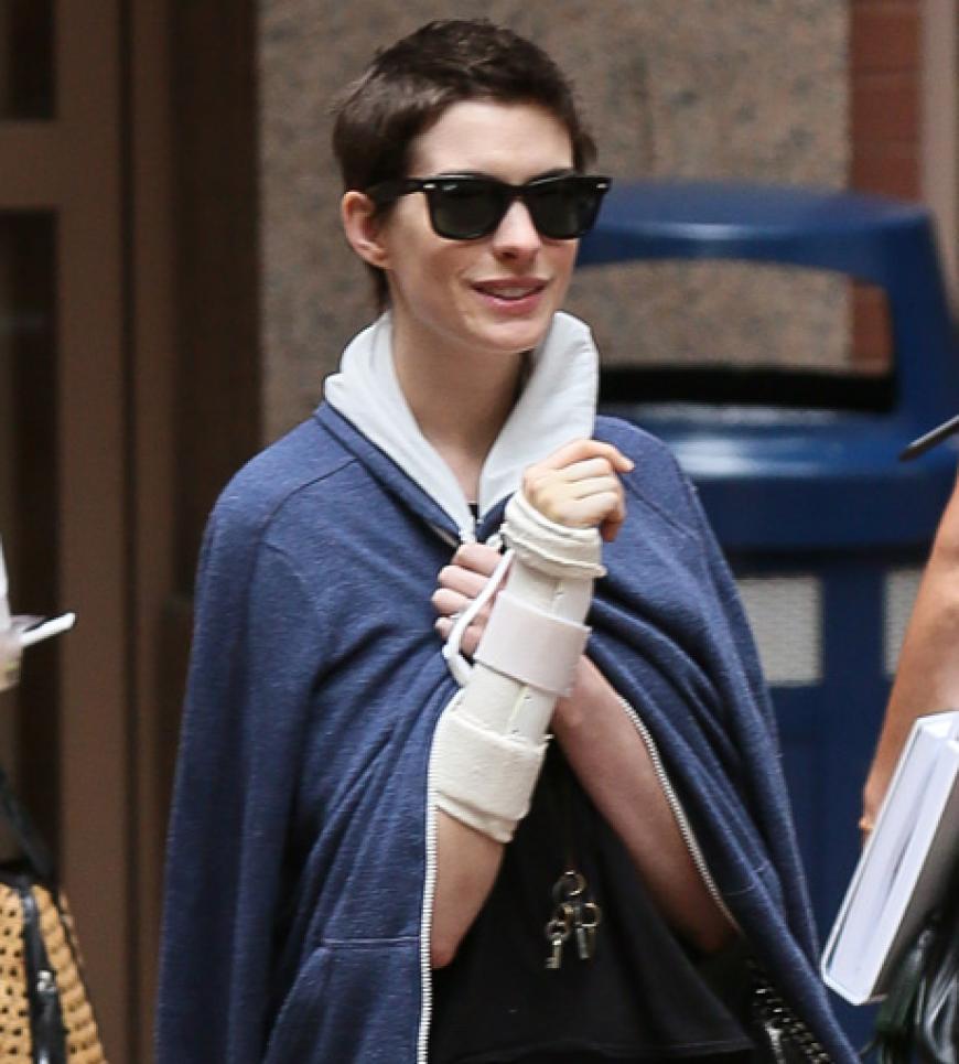 Brille, Gips und kurze Haar - dieser Star ist fast kaum wieder zu erkennen. Doch ertappt - hinter den dunklen Gläsern vesteckt sich Hollywood-Star Anne Hathaway, die sich für ihre neue Rolle in