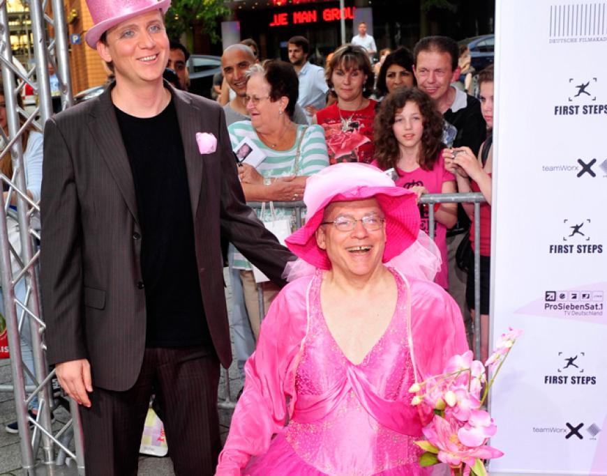 Hingucker des Abends: Regisseur Rosa von Praunheim (im rosa Tüllkleid) mit Ehemann Oliver Sechting
