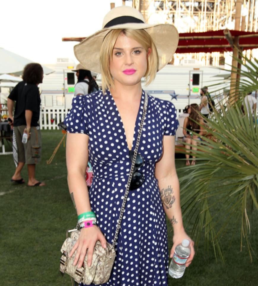 Ein Strohut, ein Punkte-Kleid und ein paar coole Accesoires. Und perfekt ist der Festival-Look. Das weiß auch Rocker-Tochter Kelly Osbourne