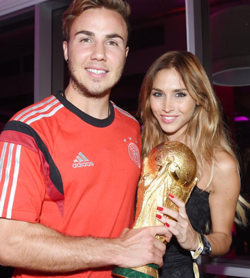 Mit dem Weltmeister-Pokal in der Hand: während der WM in Brasilien war Ann-Kathrin die meiste Zeit vor Ort