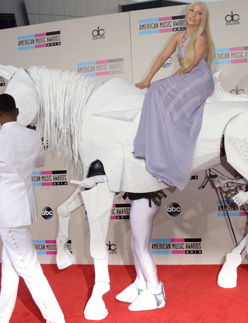 Hoch zu Ross: Lady Gaga ritt auf einem überdimensionalen Pferd zur Show