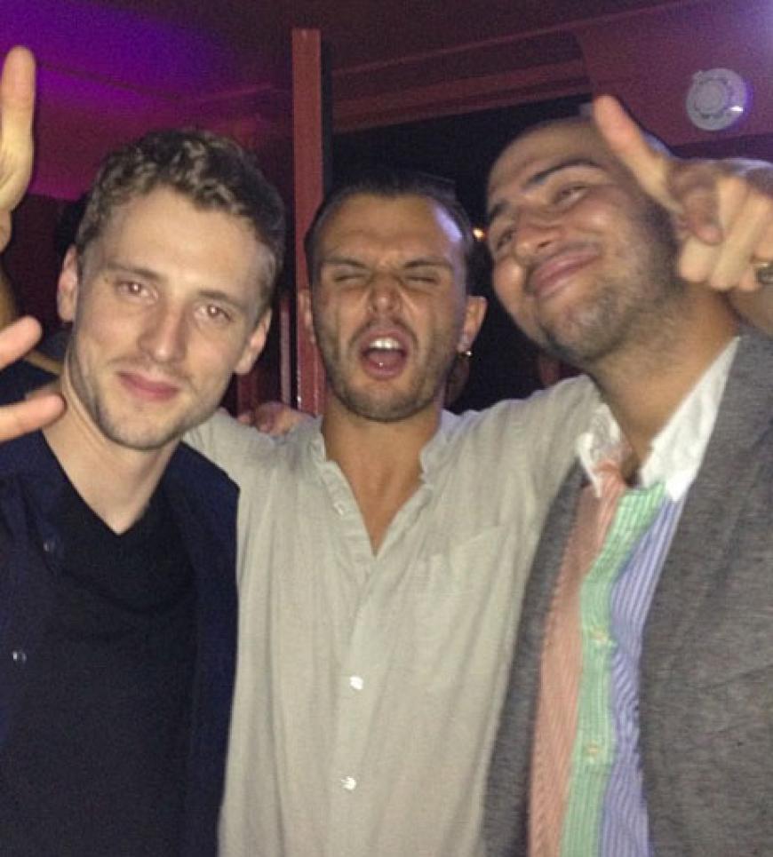 Den kennen wir doch auch! Theo Hutchcraft von Hurts feiert mit seinen Freunden