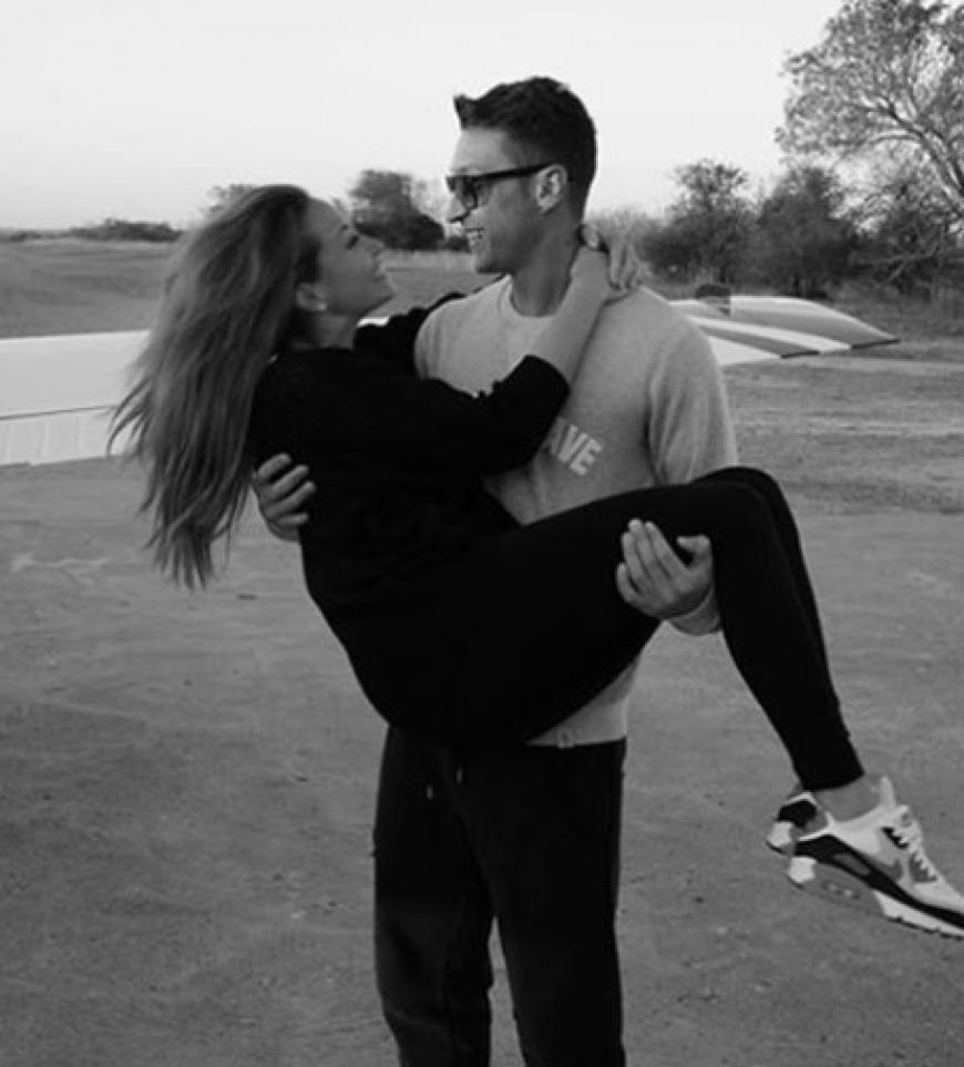 Der erste Liebesbeweis! Hier trägt Nationalkicker Mesut Özil seine Mandy Capristo auf Händen. Die 23-Jährige schrieb zu dem Turtelfoto:
