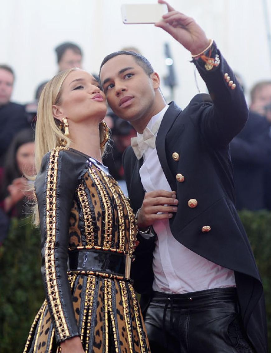 Selfie-Time! Model Rosie Huntington-Whiteley kam zwar nicht mit Lover Jason Statham, dafür aber mit BFF und Designer Olivier Rousteing
