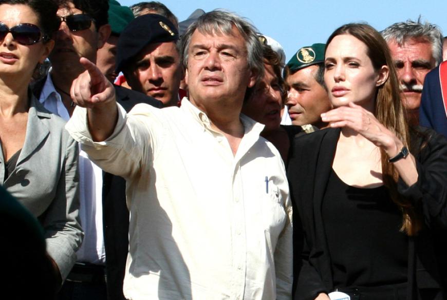 Die Schauspielerin am 19. Juni 2011 auf der italienischen Insel Lampedusa, mit dem Flüchtlingskomissar der Vereinten Nationen Antonio Guterres.
