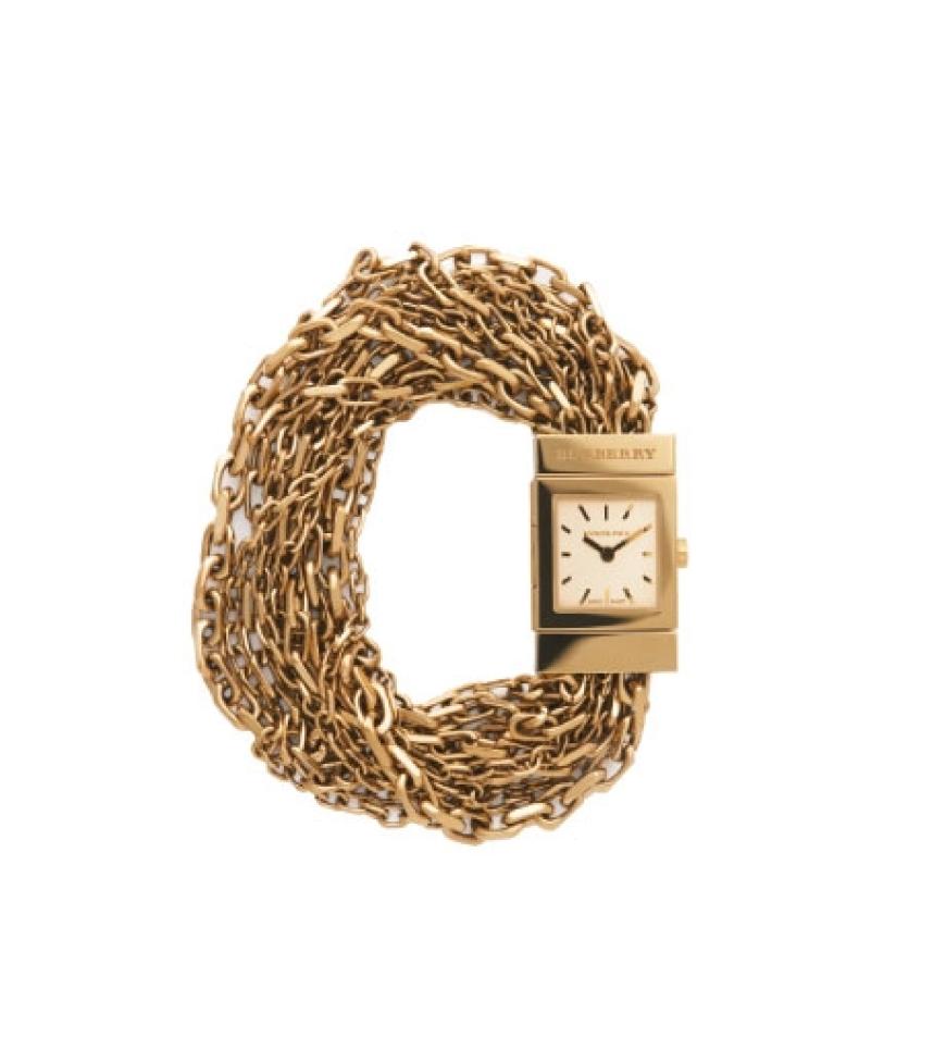 Diese Accessoires machen den Röhren-Look perfekt: Goldene Uhr von Burberry, ca. 595 Euro