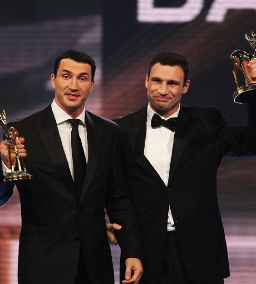 Wladimir und Vitali Klitschko bedanken sich bei der Jury für ihre Auszeichnung in der Kategorie