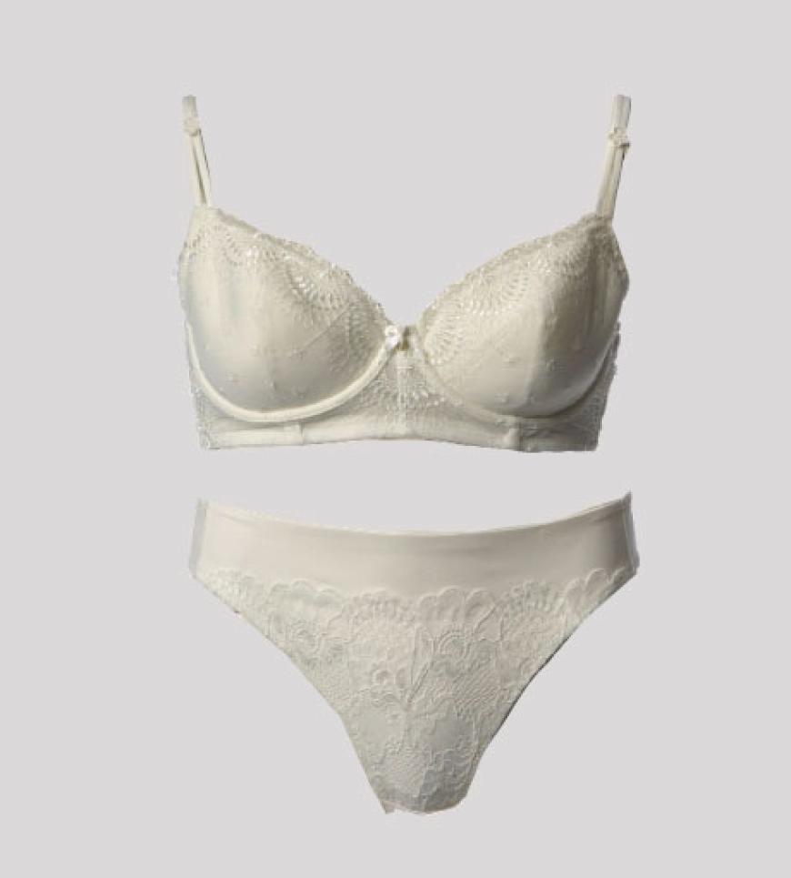 Tüll und Spitze von Triumph: Bügel-BH ca. 35 Euro, Slip ca. 20 Euro