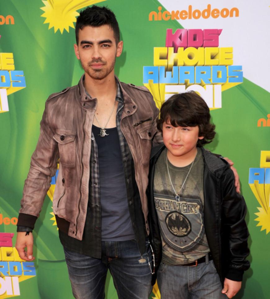 Joe Jonas kam mit seinem jüngeren Bruder Frankie