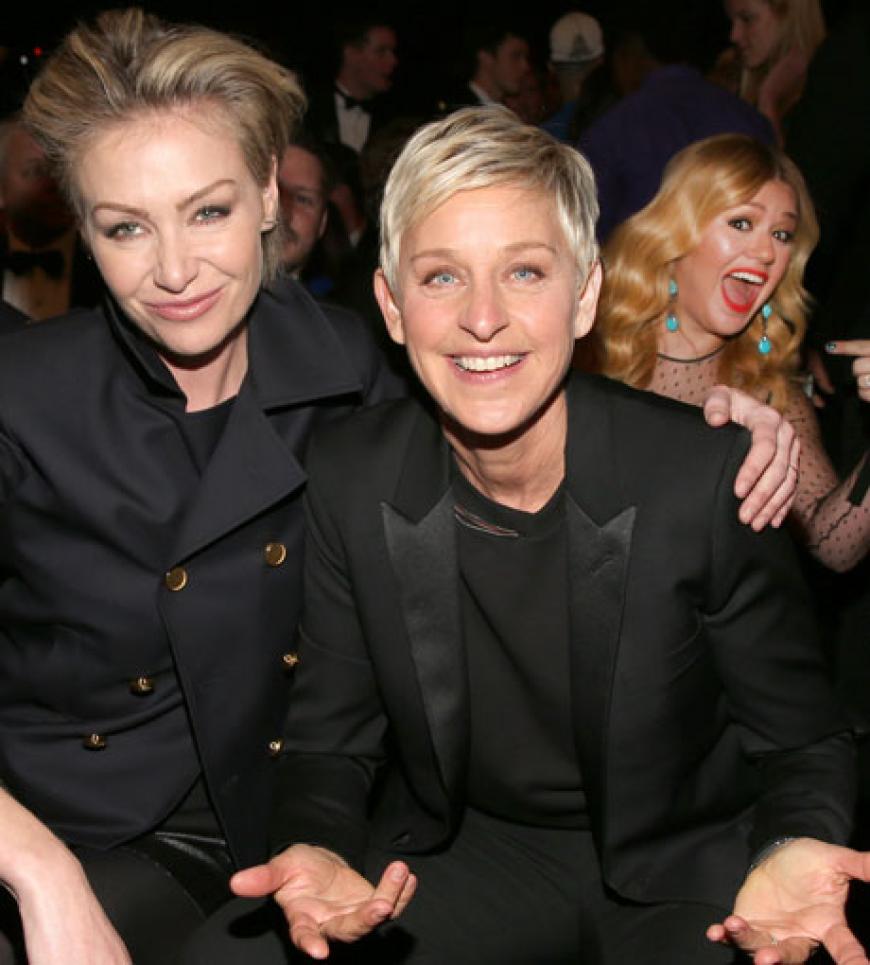 Während Portia De Rossi und Ellen DeGeneres bei den Grammys 2013 fleißig in die Kameras, bemerken sie nicht, dass hinter ihnen Sängerin Kelly Clarkson ihr Unwesen treibt