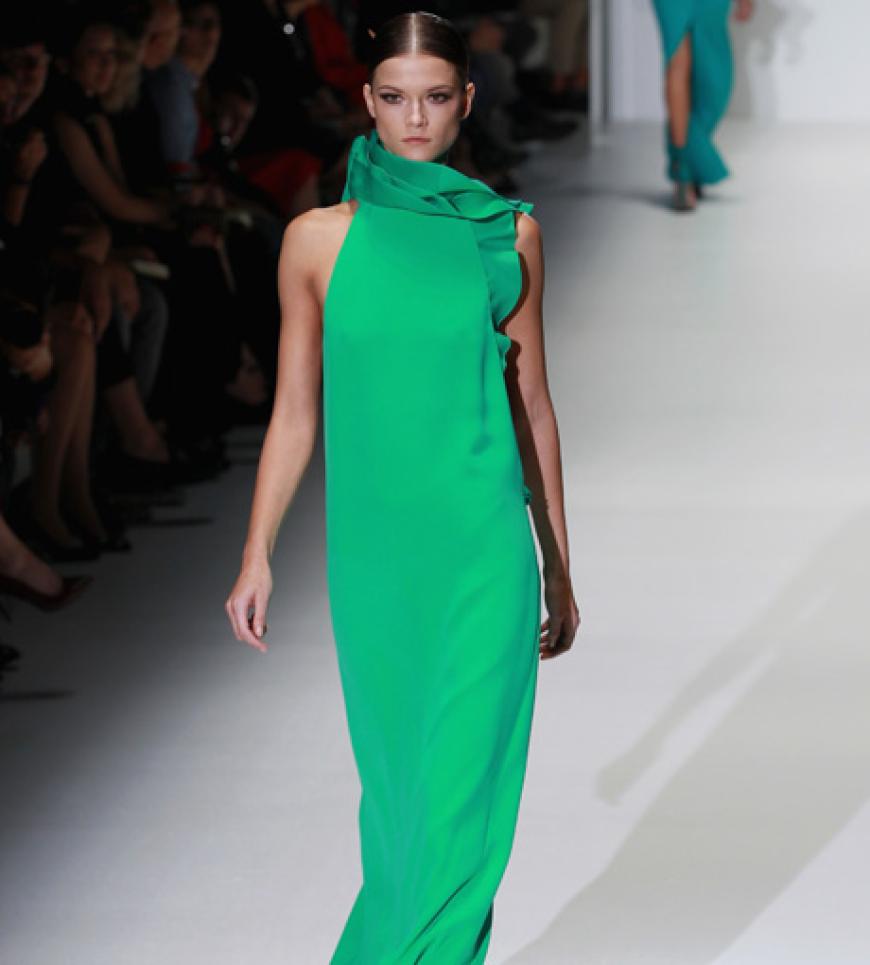 Gucci setzt 2013 auf Farbe und hält sich deshalb beim Schnitt zurück: Hoch geschlossene Kleider mit Verzierungen am Kragen.