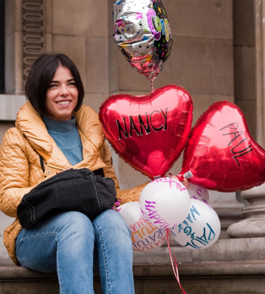 Ein Fan mit Ballons