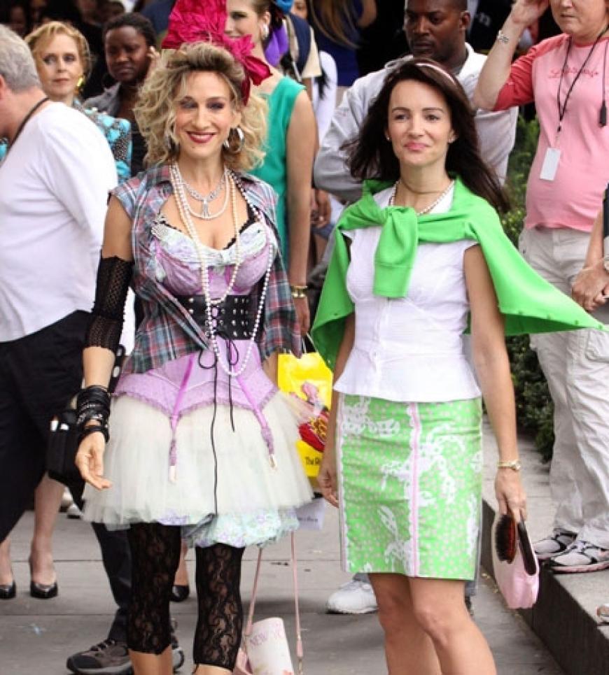 Typisch Carrie und Charlotte: Während die New Yorker Kolumnistin den Punk-Look von Madonna trägt, gibt sich Charlotte York bieder und konservativ