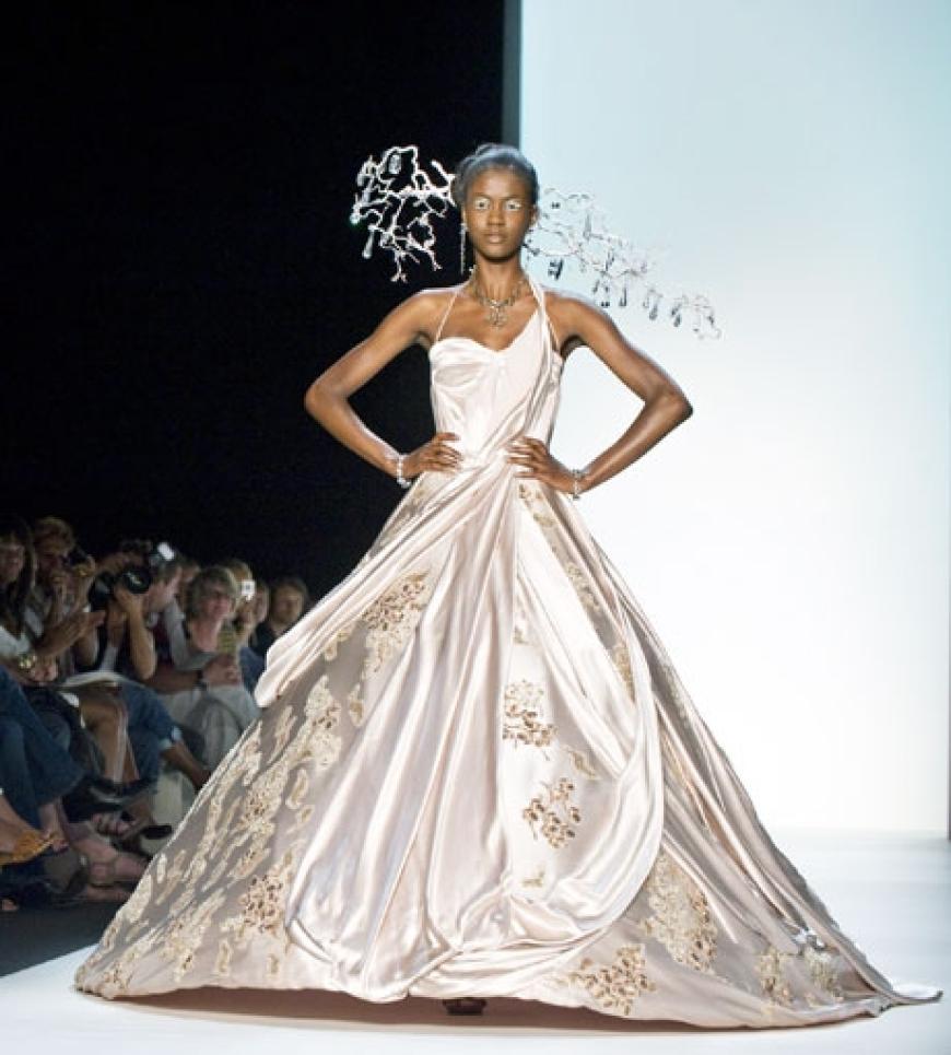 Für den Frühjahr/Sommer-Look 2010 haben sich Scherer González etwas ganz besonders ausgedacht: Opulente Kleider aus Seide mit aufwendigen Stickereien