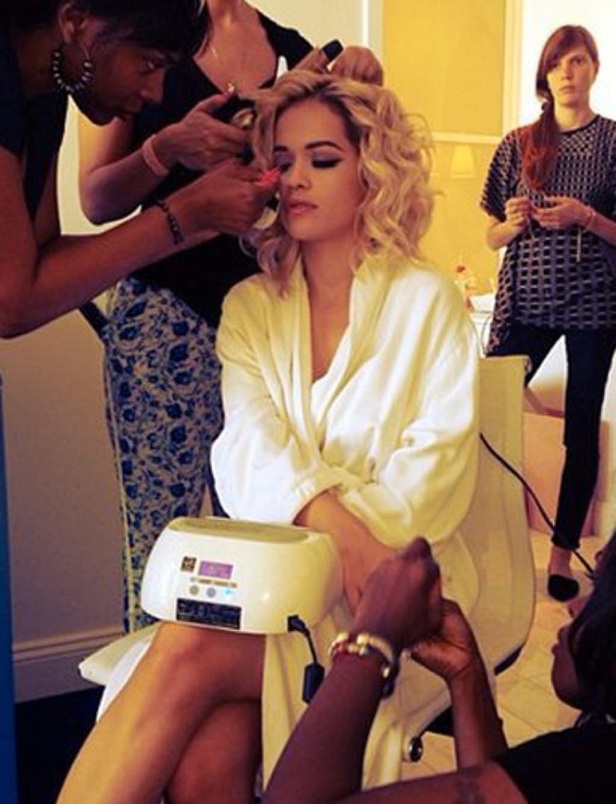 Nur noch wenige Stunden bis zu ihrem großen Auftritt - doch Rita Ora lässt sich ganz gelassen von einem ganzen Team für die MET Gala in New York (6. April 2013) stylen