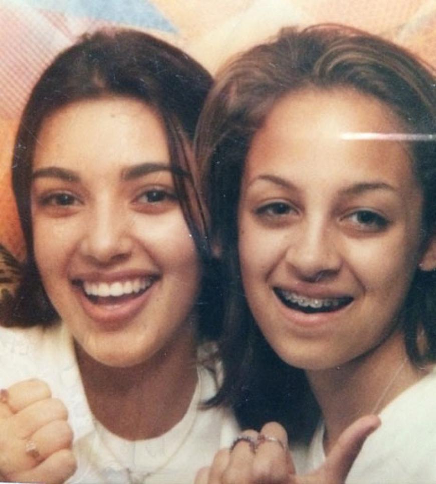 Wer hätte gedacht, dass aus diesen beiden pubertierenden Mädchen einmal It-Girls werden? Kim Kardashian und Nicole Richie als Teenager