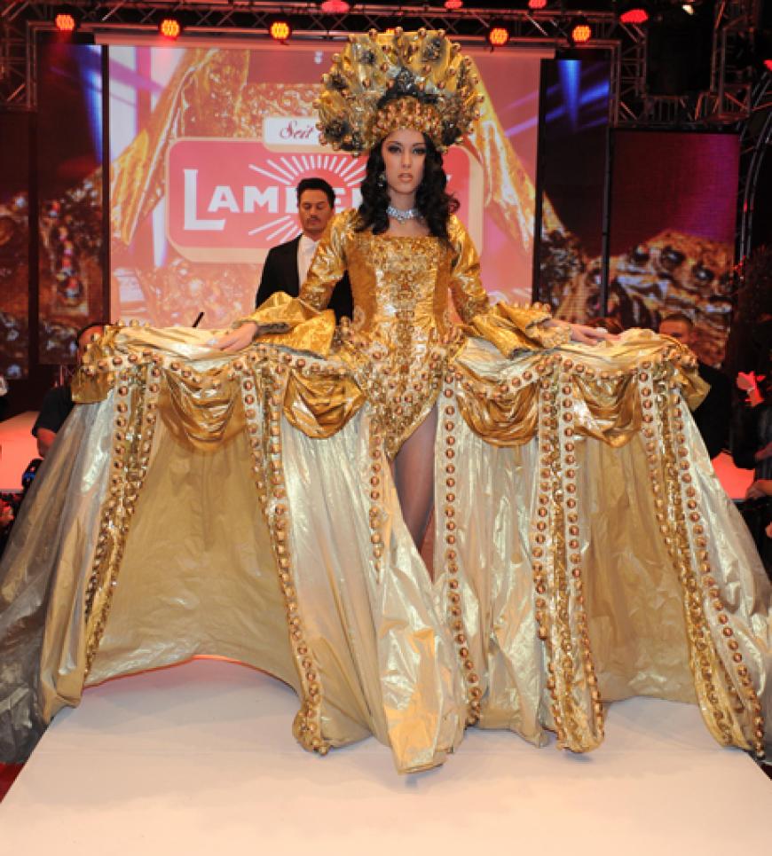 Rebecca Mir präsentiert ein atemberaubendes goldenes Kleid mit Pralinen besetzt