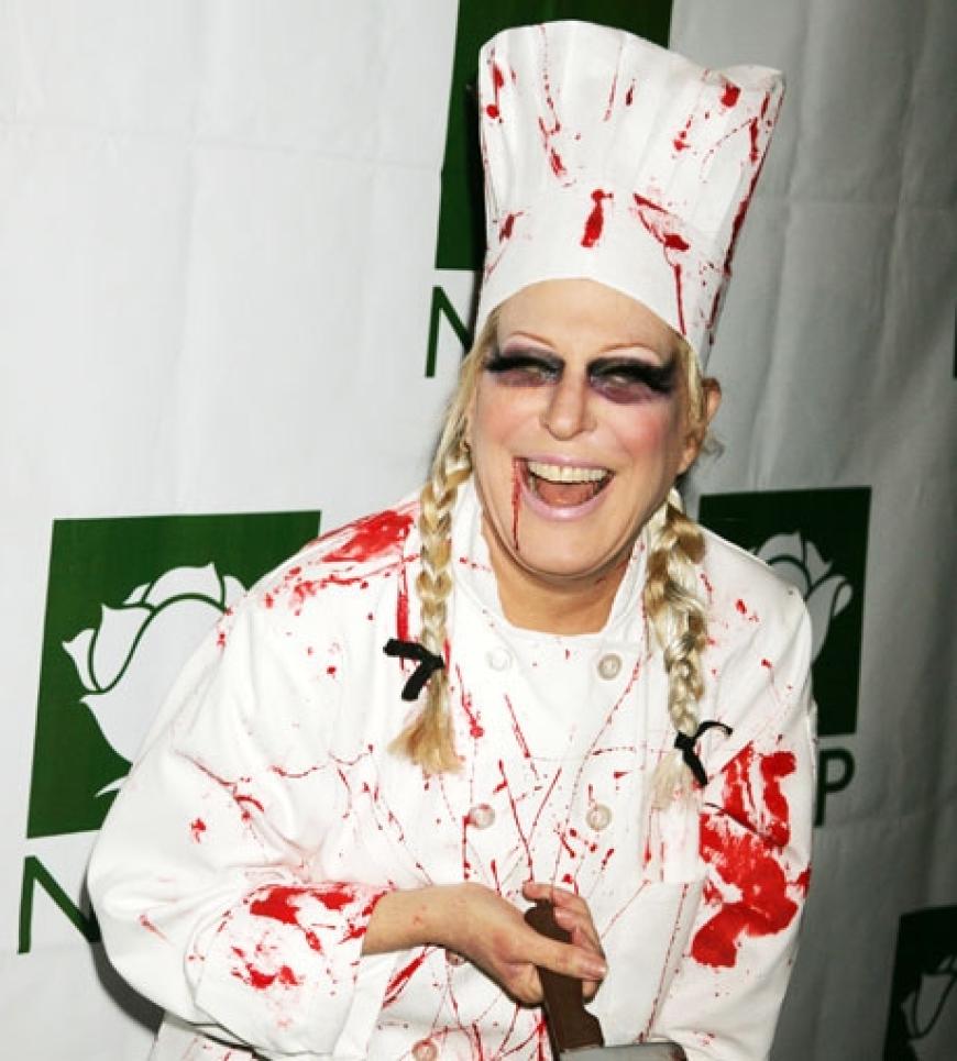 Amüsiert sich: Bette Midler blutverschmiert mit Hackebeil