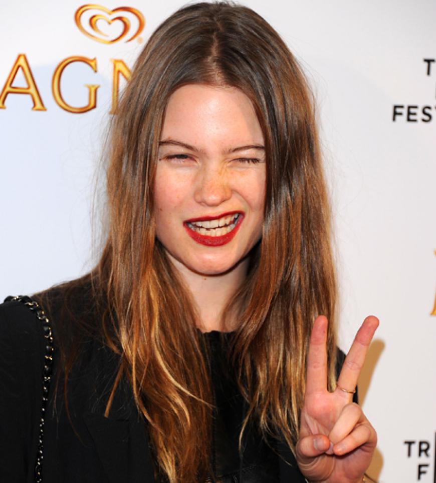 Supermodel Behati Prinsloo in Posier-Laune