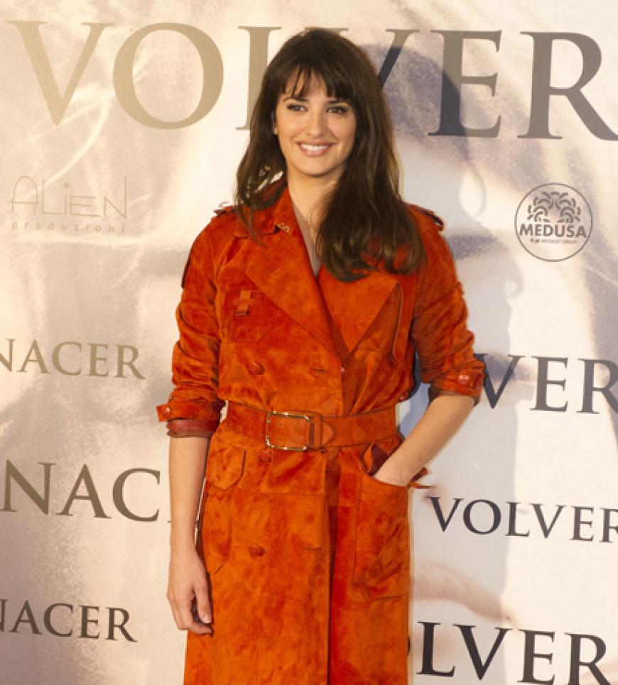 Oh Penelope, was hast du dir bei diesem Wildleder-Trenchcoat von Loewe bloß gedacht? Orange ist nur die Müllabfuhr!