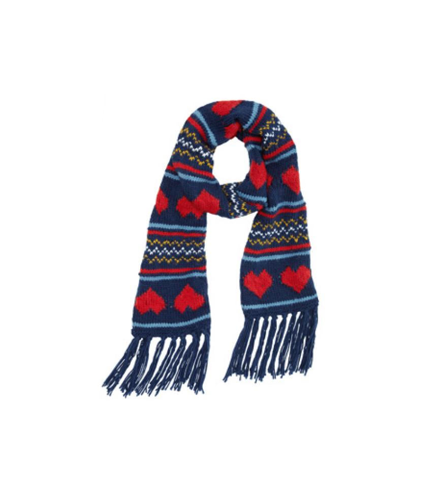 28. Oktober 2012: Brrrrrr, es ist schon so kalt draußen! Es wird also Zeit sich den alten Strickschal umzubinden-oder sind sie bereit für einen neuen Halsschmeichler?! Wir finden jaaa! Der süße Strickschal mit Herz-Motiven ist genau das richtige für die eisige Jahreszeit, Schal von Review, ca. 25 Euro