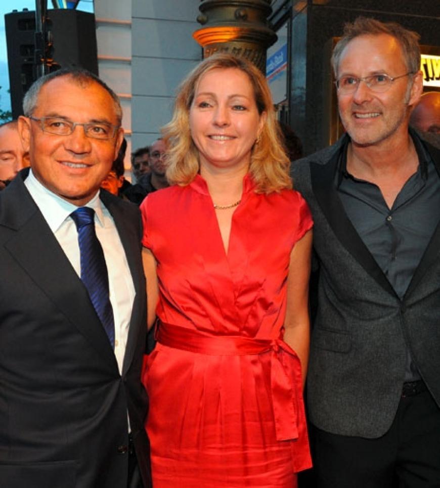 Fußball-Trainer Felix Magath stellt sich mit seiner Frau Nicola Yvonne und Veranstalter Reinhold Beckmann zum Foto auf