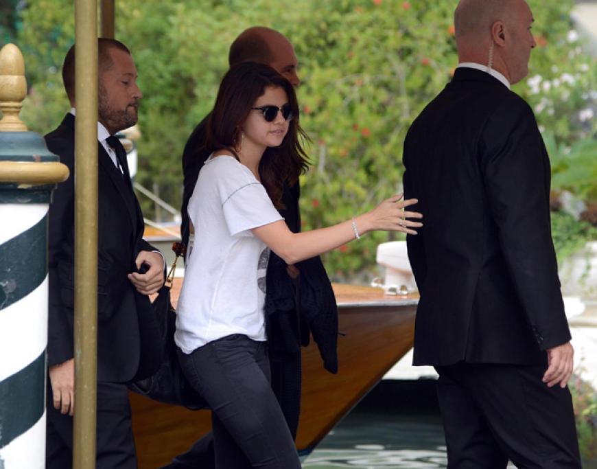 Gesichtet: Selena Gomez. Die Freundin von Justin Bieber reiste am Dienstag, 4. September, in Venedig an (und hatte vier drei Bodyguards im Schlepptau)