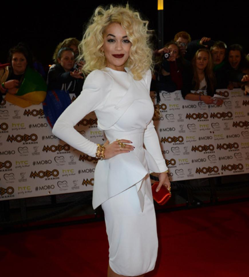 Sängerin Rita Ora in einem extrem schulterbetonten Kleid von DSquared2 ...