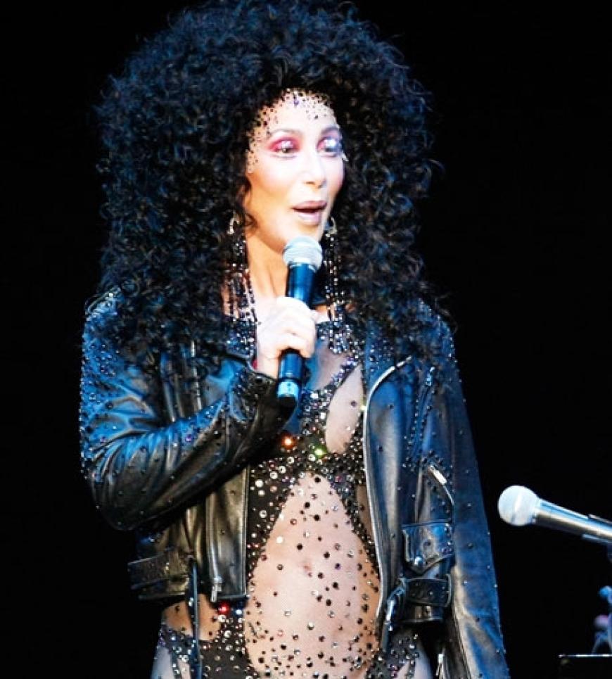 Fashion-Fauxpas deluxe: Cher verzichtet auf was Drunter und setzt auf Leder. Wir finden: Manchmal ist weniger einfach NICHT mehr!
