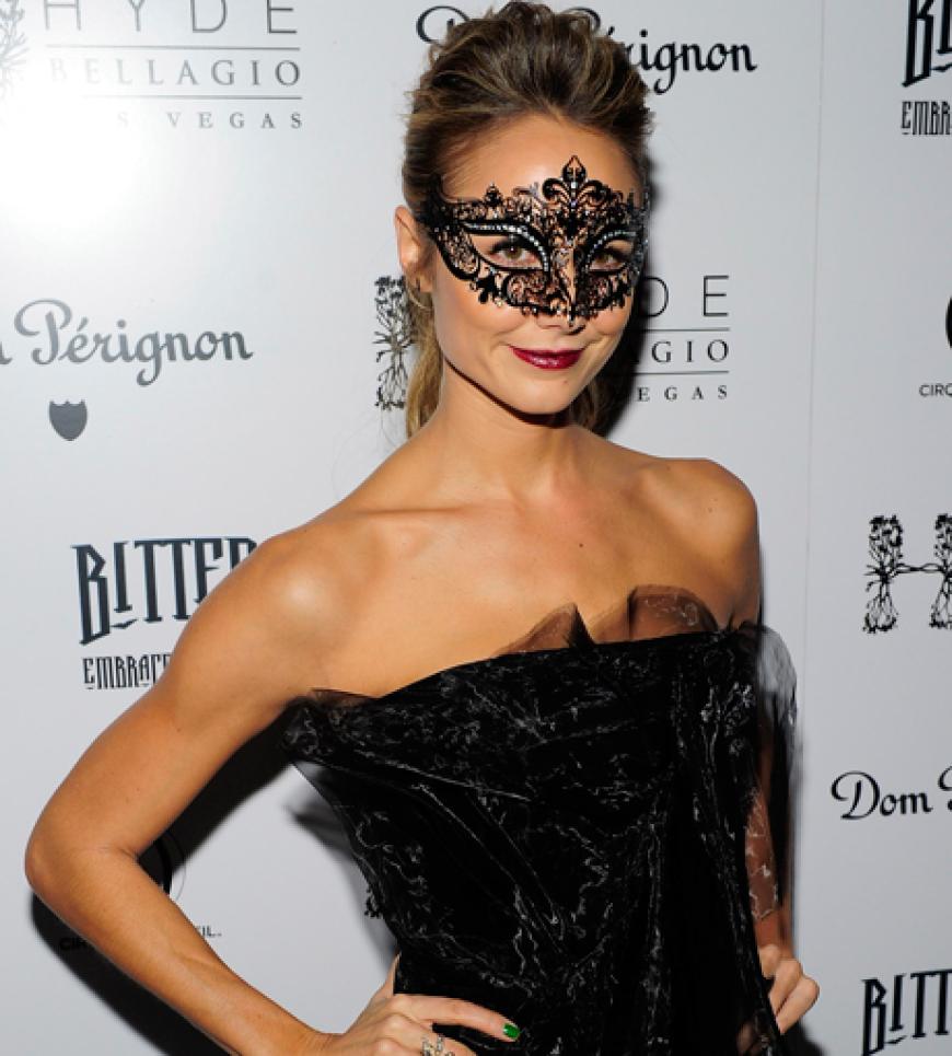 Stacy Keibler, akutelle Freundin von George Clooney, war Gastgeberin einer Maskerade-Party in Hollywood. George war übrigens nicht zu sehen - vielleicht weil seine Verkleidung so gut war?