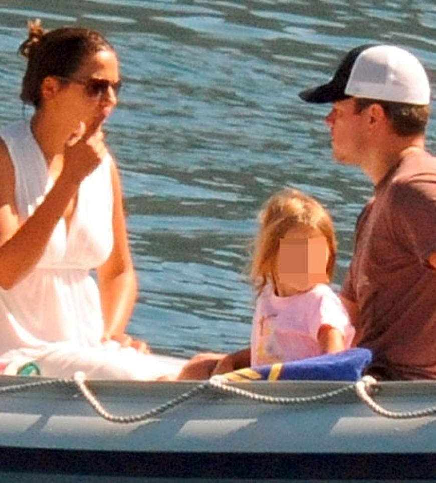 Urlaub bei George Clooney: Matt Damon genießt etwas freie Zeit mit seiner Frau Luciana Barroso und seinen Kindern. George Clooney stellt seine Villa gerne als Urlaubsdomizil zur Verfügung