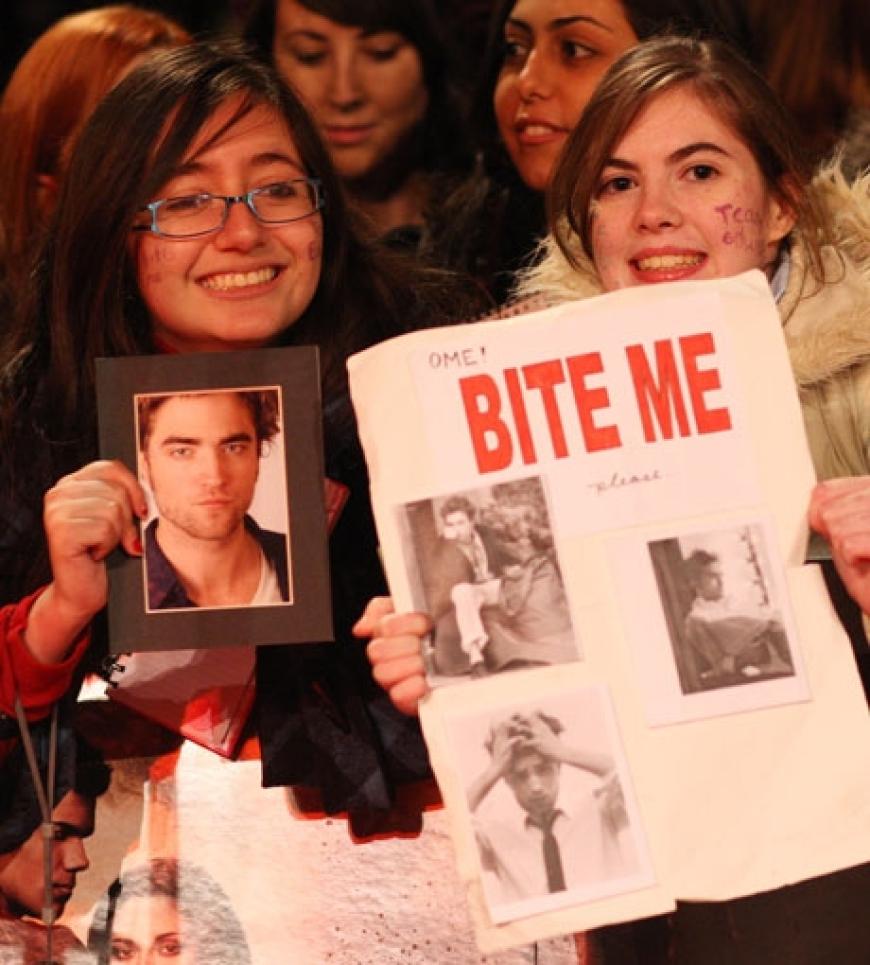 Die Fans würden sich gerne von Robert Pattinson beißen lassen