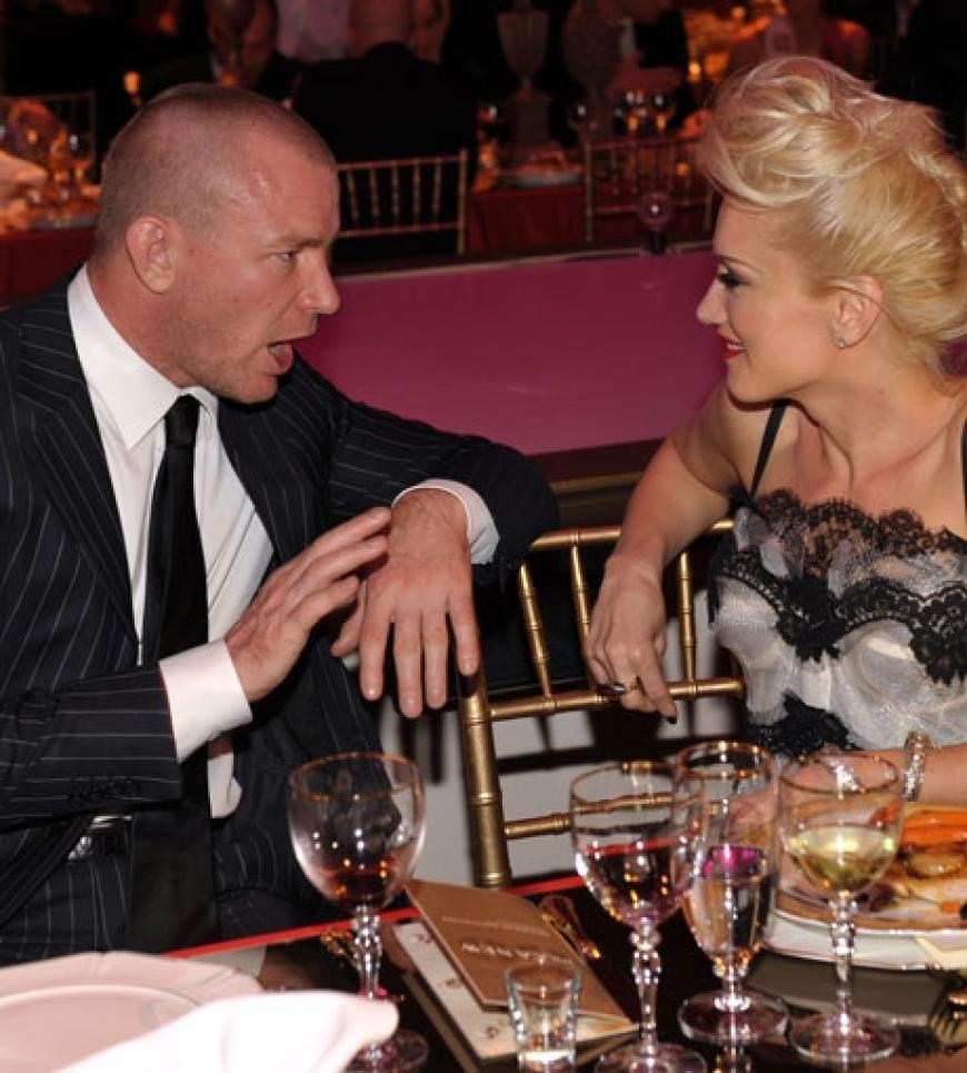 Gute Unterhaltung: Guy Ritchie und Gwen Stefanis sitzen zusammen am Tisch