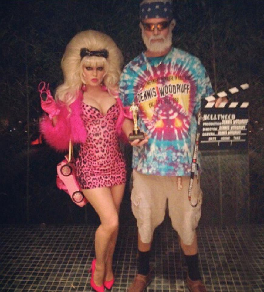 Na, erraten Sie, welches Promi-Pärchen sich unter dieser Verkleidung versteckt? Es sind Fergie und Josh Duhamel alias Kultmodel Angelyne und Filmemacher Dennis Woodruff