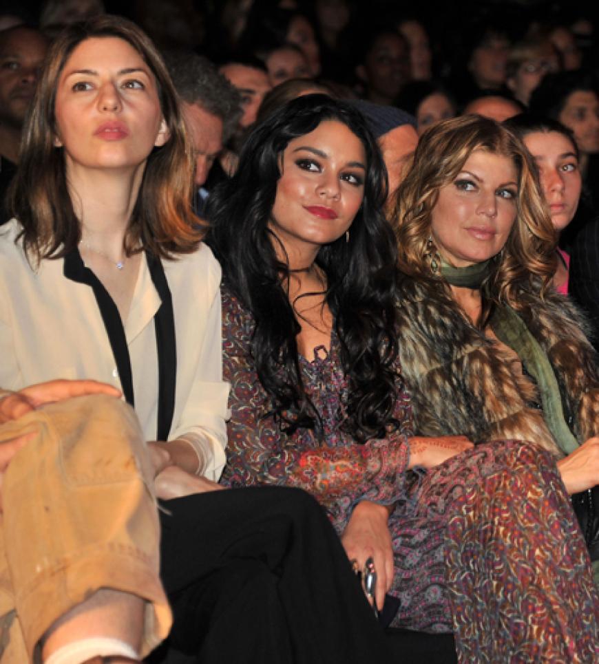 Die neuesten Entwürfe von Anna Sui werden von Regisseurin Sofia Coppola, Schauspielerin Vanessa Hudgens und Sängerin Fergie genau begutachtet