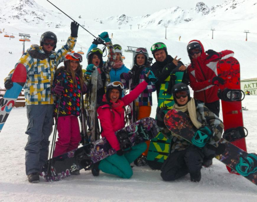 Im Alpen-Hot-Spot Sölden ziehen Bauer (vorne, l.), Jerôme (l.), Ling-Ling (3.v.l.), Gee (3.v.r.), Lory Glory (2.v.l.), Maikiboy (2.v.r.), Leo (M.), Emilio (vorne r.) und der Pole (r.) für zwei Wochen in ein schickes Penthouse und machen die Pisten und Partys unsicher
