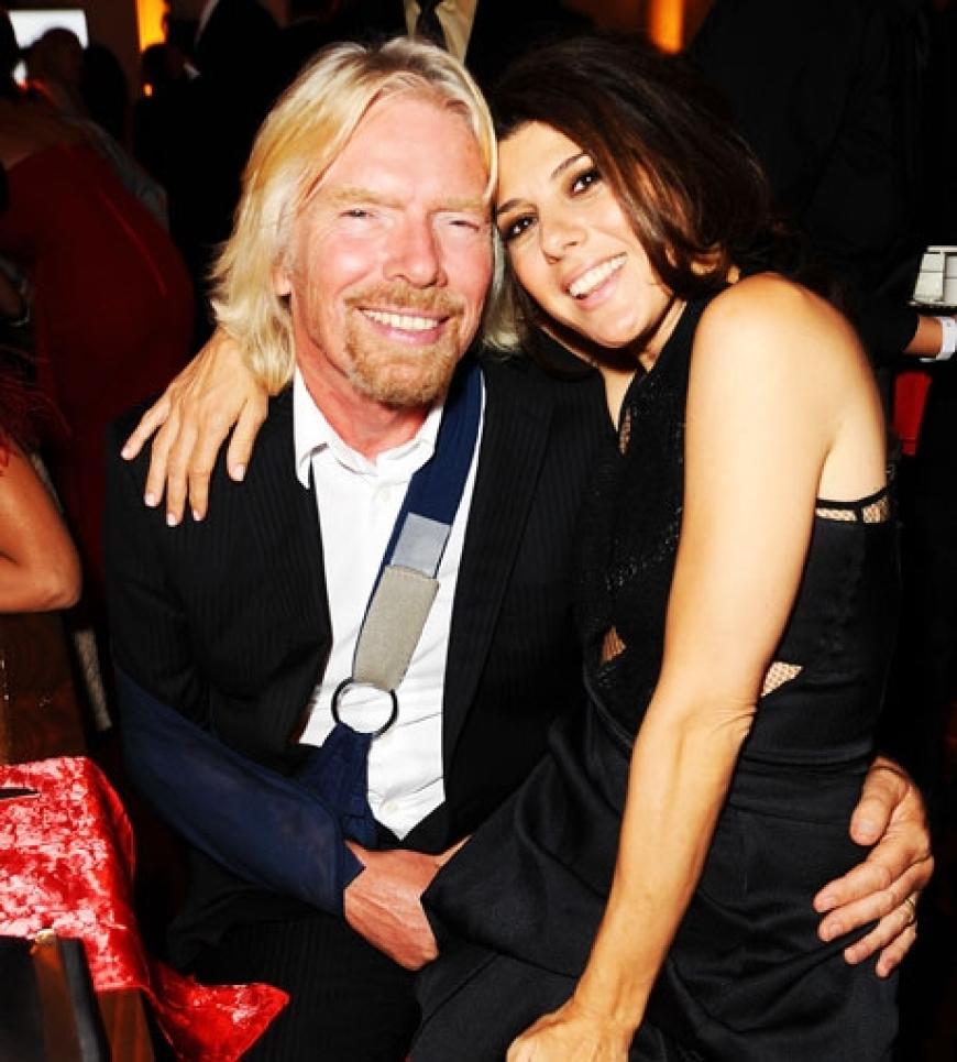 Sir Richard Branson mit Marisa Tomei auf dem Schoß. Die Schauspielerin legte einen Partymarathon hin: So besuchte sie am selben Abend auch die