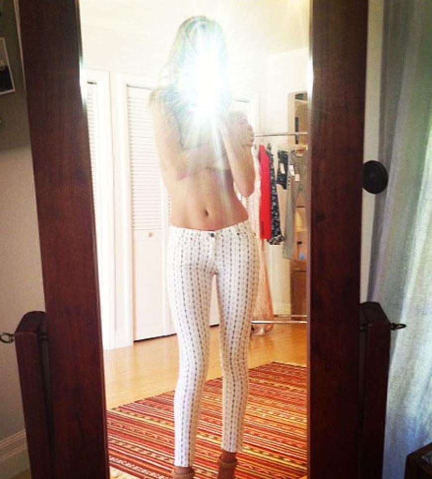 Model Rosie Huntington-Whiteley zeigt sich auf Twitter fast nackt...