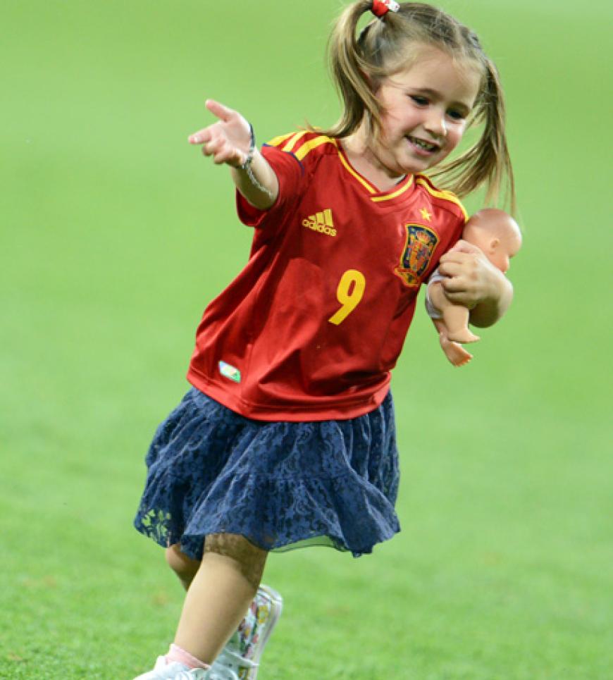 Ein glorreicher Sieg! Nach dem 4:0 gegen Italien ist es klar: Spanien ist wieder Europa-Meister. Auch die Kleinen der großen Fußball-Stars stürmen aufs Spielfeld, um mit ihren Daddys zu feiern