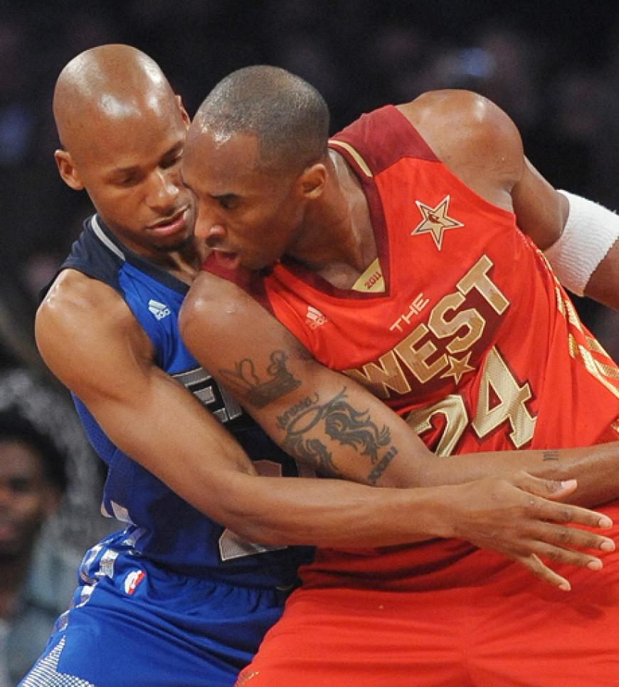 The West Team-Spieler Kobe Bryant (LA Lakers) im Duell mit Ray Allen (Boston Celtics)